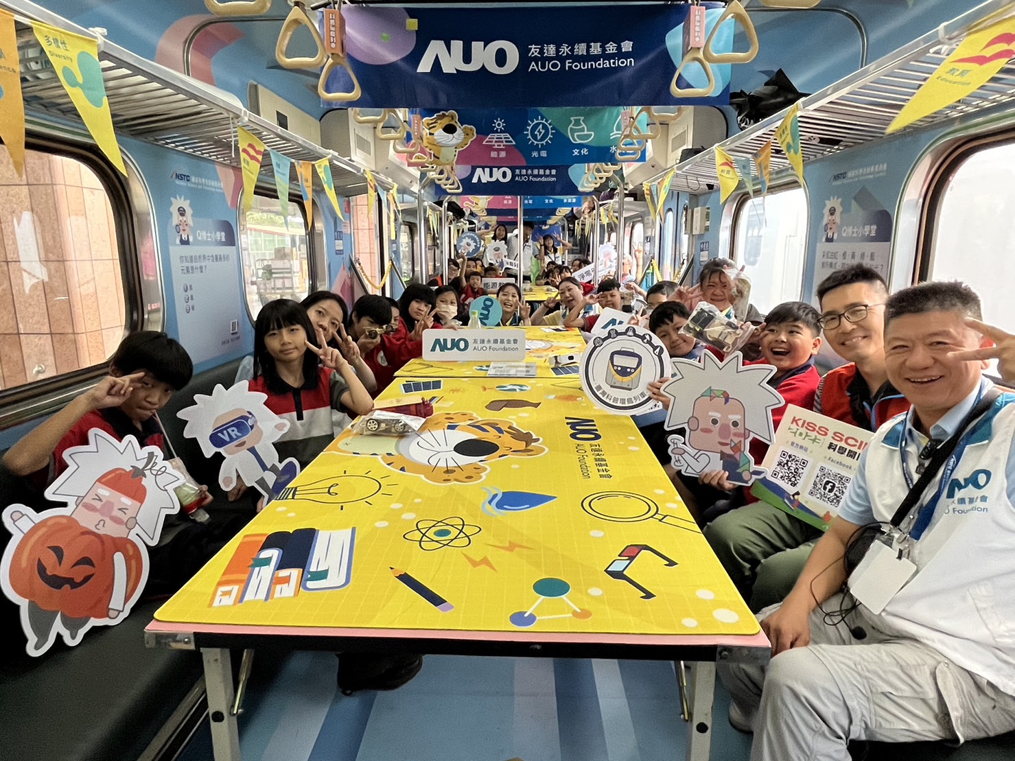 彩虹多多永續基金會參與「臺灣科普環島列車」，設計基礎科學車廂課程，以「淨零碳排和永續能源」為主題，讓學生透過創意實驗認識淨零知識，以及思考生活中的減碳行為