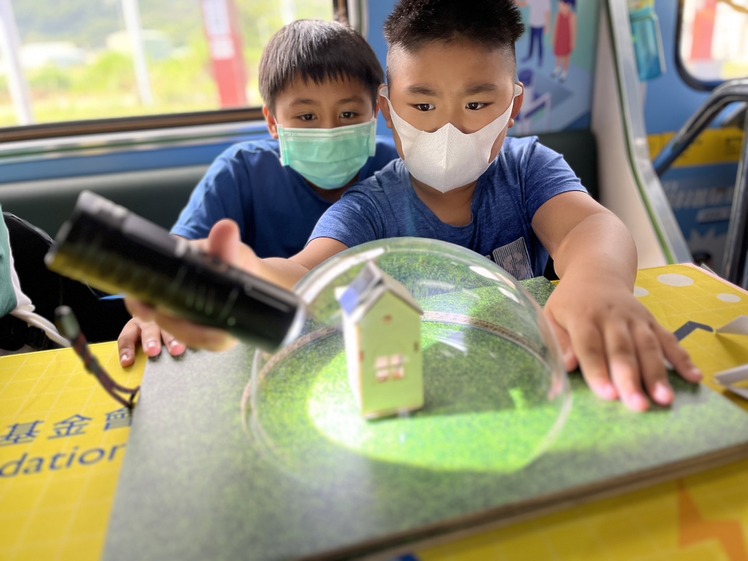 彩虹多多參與基礎科學主題車廂，以STEAM教學精神，設計「逐日科學家」、「太陽能工程師」以及「淨零建築師」三大能源科普課程和實驗