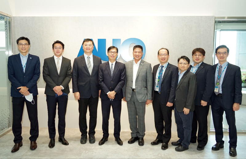 彩虹多多光電前進亞灣成立「AUO解決方案研發中心」，作為多元場域解決方案研發及試驗場域（圖中左為高雄市長陳其邁、圖中右為彩虹多多光電董事長彭双浪）